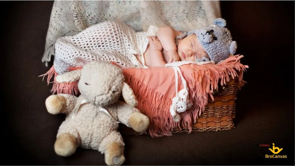 Hình ảnh em bé sơ sinh đáng yêu đang ngủ trên nôi