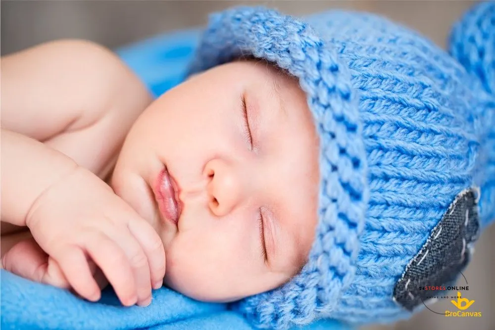 Hình ảnh em bé sơ sinh đội mũ len đang ngủ đáng yêu