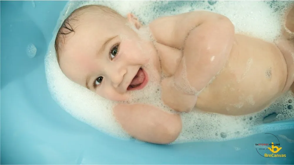 Hình ảnh em bé nhỏ sơ sinh đang tắm